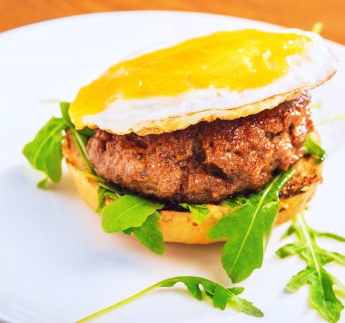 pirzola ve kızarmış yumurta ile lezzetli sandviç