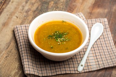 Beyaz tabak içinde lezzetli çorba