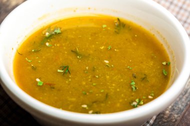 Beyaz tabak içinde lezzetli çorba