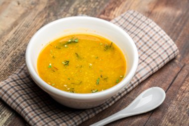 Beyaz tabak içinde lezzetli çorba