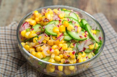 Salatalık ve mısır salatası