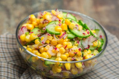 Mısır ve salatalık salatası