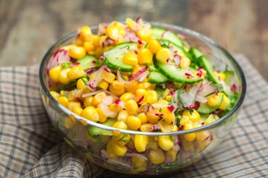 Salatalık ve mısır salatası