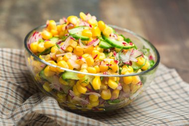 Salatalık ve mısır salatası