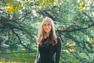 Kadın hipster açık havada doğa portresi