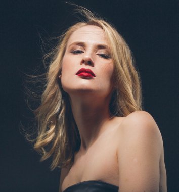 Güzel kadın koyu stüdyo portre siyah elbise klasik tutku seksi yetişkin kadın kırmızı dudaklar