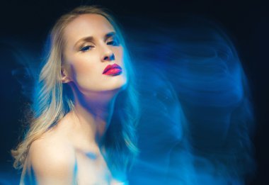 Güzel kadın koyu stüdyo portre siyah elbise klasik tutku seksi yetişkin kadın kırmızı dudaklar