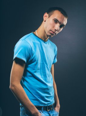 Genç adam stüdyo portre koyu arka plan üzerinde