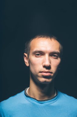 Genç adam stüdyo portre koyu arka plan üzerinde