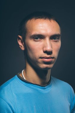 Genç adam stüdyo portre koyu arka plan üzerinde