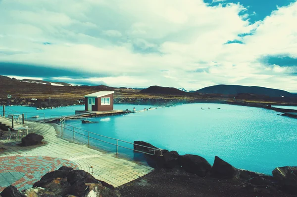 Meer met schoon water en bewolkte hemel — Stockfoto