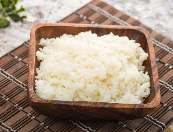 나무 그릇에 삶은 쌀 — 스톡 사진