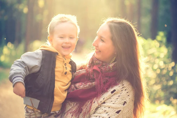 Mère avec fils jouant — Photo