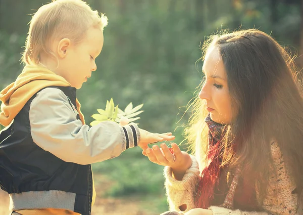 Madre con figlio giocare — Foto Stock