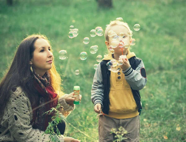 Mère avec fils jouant — Photo