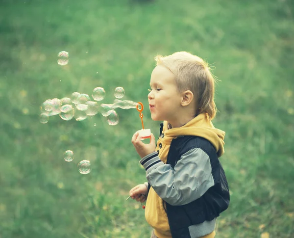 Garçon jouer avec des bulles de savon — Photo