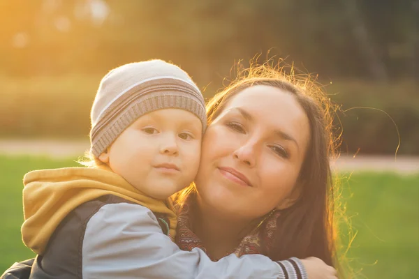 Moeder met zoon spelen — Stockfoto