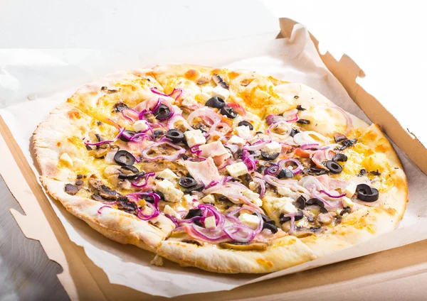 Pizza med skinka och olivolja lök — Stockfoto