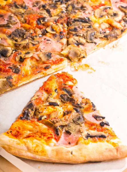 Pizza med skinka och olivolja lök — Stockfoto