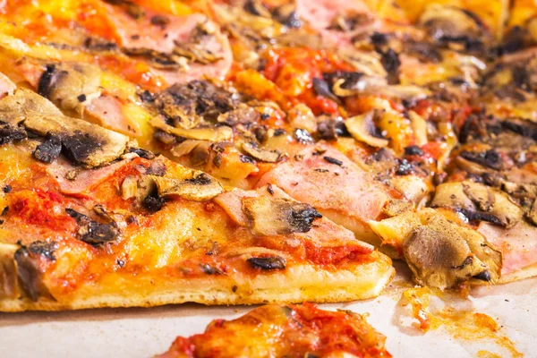 Läcker pizza med svamp och bacon — Stockfoto