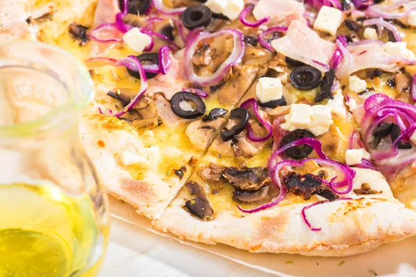 Läcker pizza med svarta oliver och lök — Stockfoto