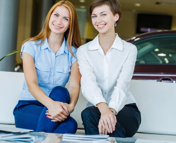 Young women sitting on couch — Stock Photo, Image