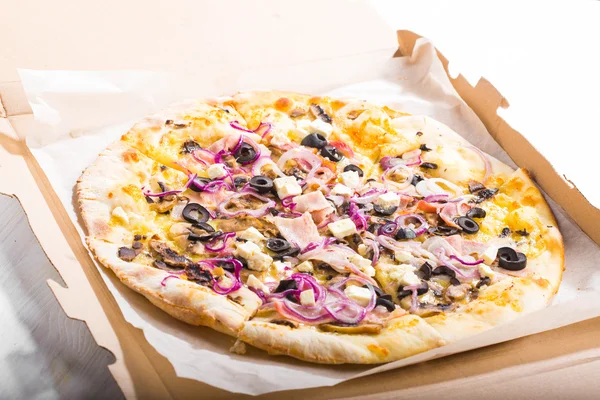 Läcker pizza med svarta oliver och lök — Stockfoto