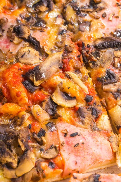 Läcker pizza med svamp och bacon — Stockfoto