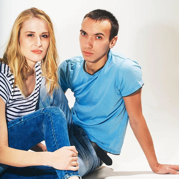 Jovem casal posando em estúdio — Fotografia de Stock