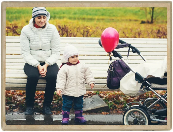 Mor med barn utomhus i parken — Stockfoto