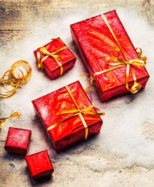 Cajas de regalo con cintas doradas — Foto de Stock