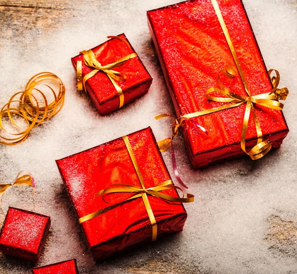 Cajas de regalo con cintas doradas — Foto de Stock