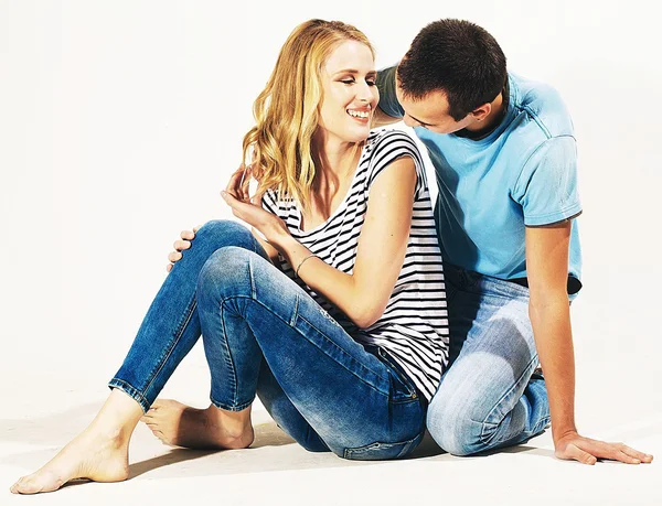 Jovem casal posando em estúdio — Fotografia de Stock