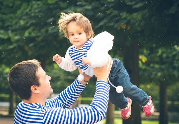 Padre con hija pequeña — Foto de Stock