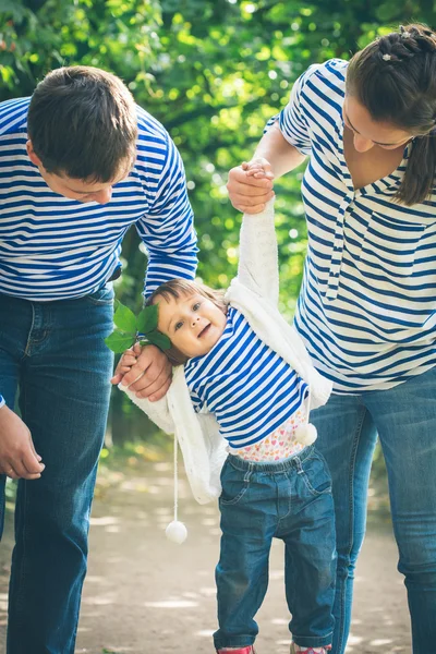 Familj med barn i park — Stockfoto