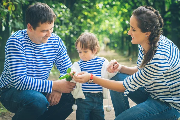 Familia con niños en el parque —  Fotos de Stock