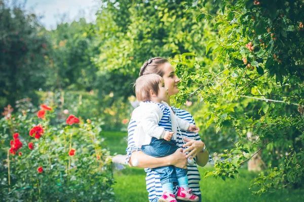 Madre sosteniendo pequeño bebé — Foto de Stock