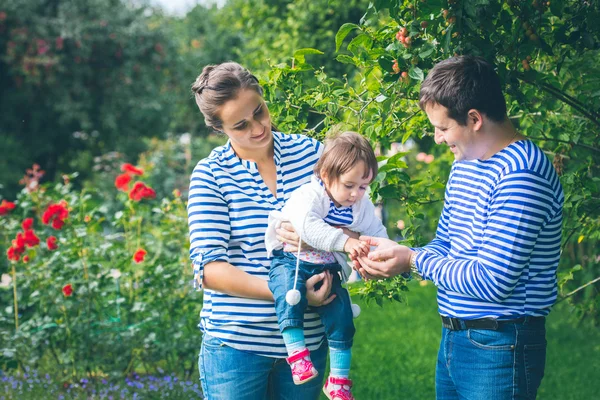 Familia con niños en el parque — Foto de Stock