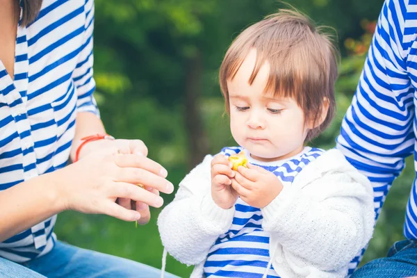 Bambina con in mano ciliegia gialla — Foto Stock