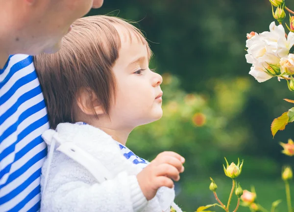 Padre sosteniendo hija en las manos — Foto de Stock