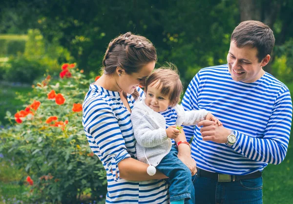 Familia con niños en el parque — Foto de Stock