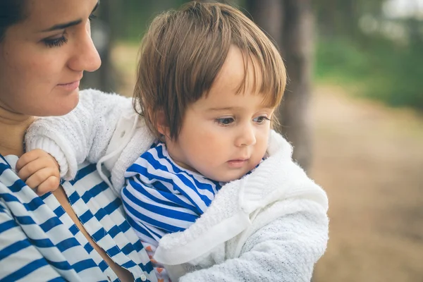 Mãe segurando filha a mãos — Fotografia de Stock