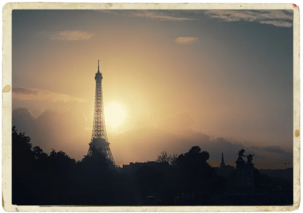 Torre Eiffel contra el cielo colorido del atardecer — Foto de Stock