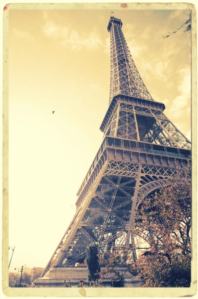 Torre Eiffel contra el cielo colorido del atardecer — Foto de Stock