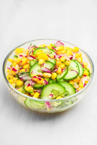 Sabrosa ensalada con pepino y maíz —  Fotos de Stock