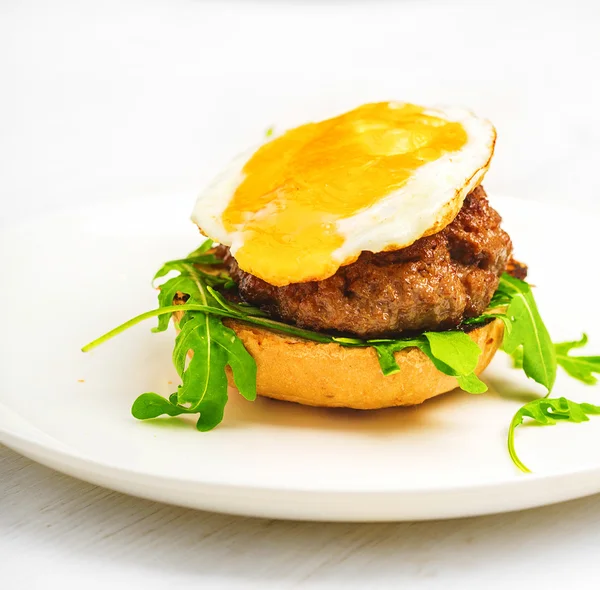 Delizioso panino con cotoletta e uovo fritto — Foto Stock