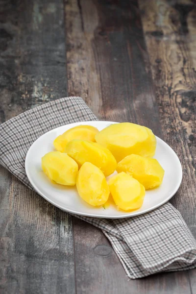 Cartofi fierți gustoși în farfurie albă — Fotografie, imagine de stoc