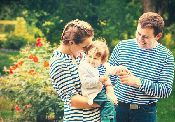 Familia con niños en el parque — Foto de Stock