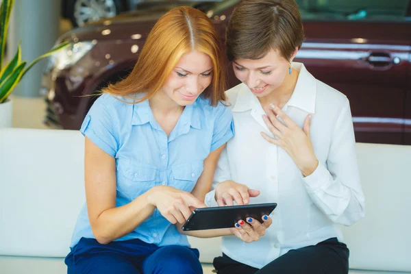 Business woman talking together on work place — Stock Photo, Image
