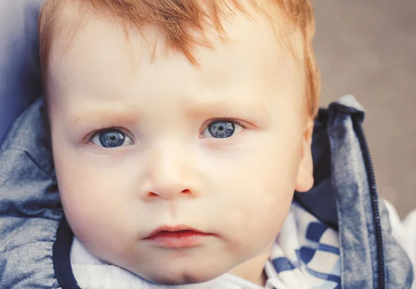 Menino pequeno com olho azul — Fotografia de Stock